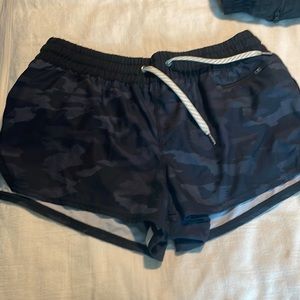 Vuori womens clementine shorts. Black Camo. Size Medium.